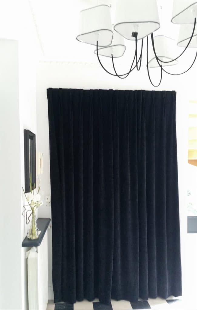 Installer un rideau isolant sur une porte d'entrée : ce qu'il faut savoir